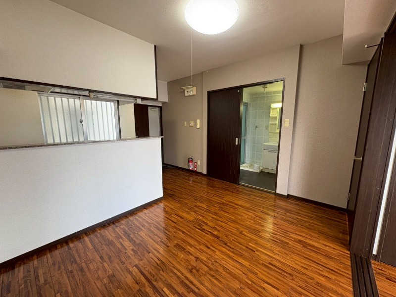 別部屋の反転タイプ写真となります。