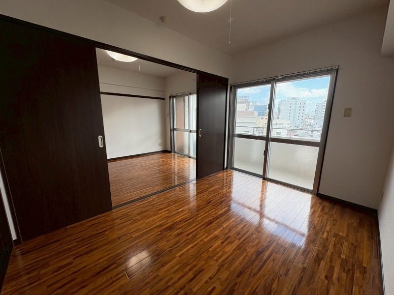 別部屋の反転タイプ写真となります。