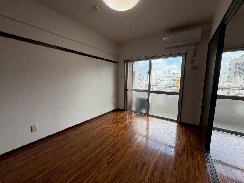 別部屋の反転タイプ写真となります。